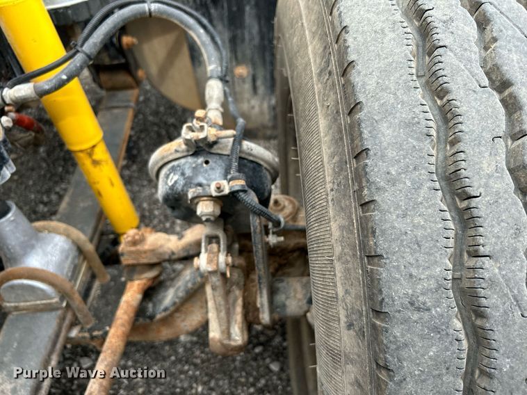 image for item KW9208 2001 Freightliner FLD  semi truck