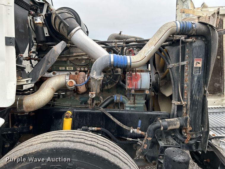 image for item KW9208 2001 Freightliner FLD  semi truck