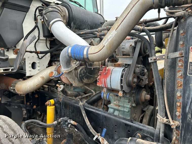 image for item KW9208 2001 Freightliner FLD  semi truck