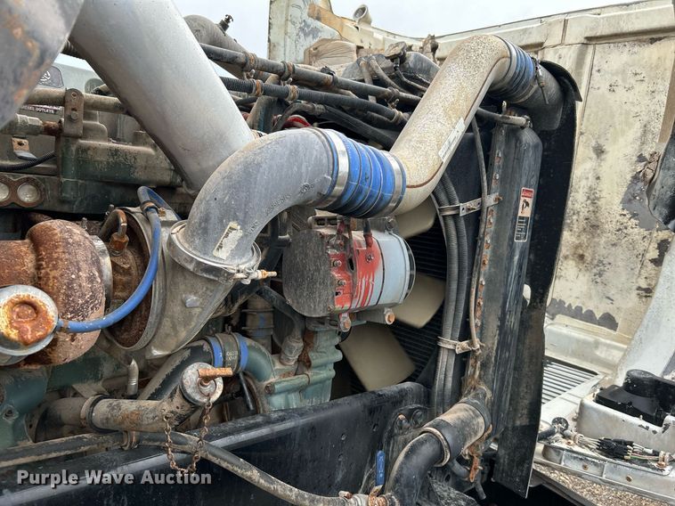 image for item KW9208 2001 Freightliner FLD  semi truck