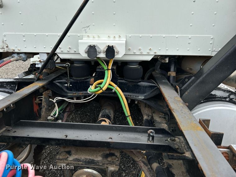 image for item KW9208 2001 Freightliner FLD  semi truck