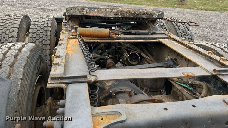 image for item KW9208 2001 Freightliner FLD  semi truck