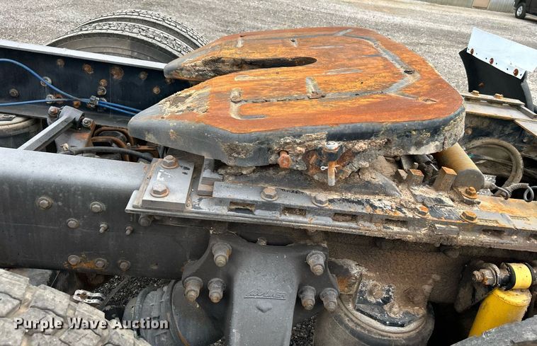 image for item KW9208 2001 Freightliner FLD  semi truck