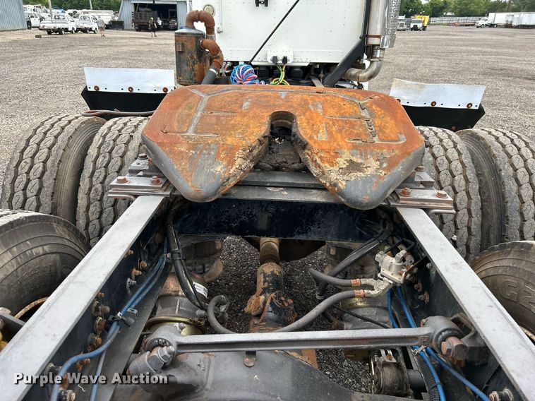 image for item KW9208 2001 Freightliner FLD  semi truck