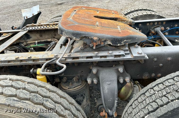 image for item KW9208 2001 Freightliner FLD  semi truck