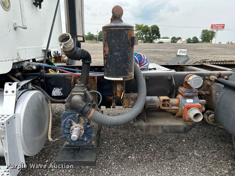 image for item KW9208 2001 Freightliner FLD  semi truck