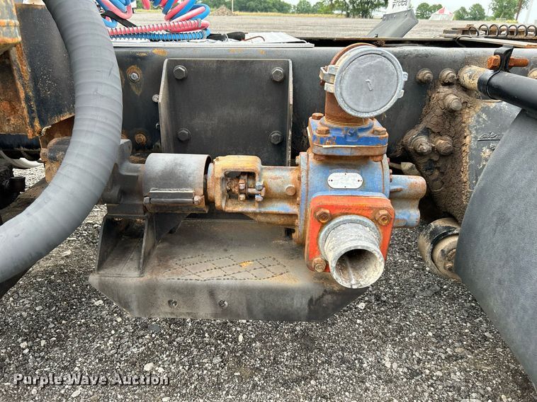 image for item KW9208 2001 Freightliner FLD  semi truck