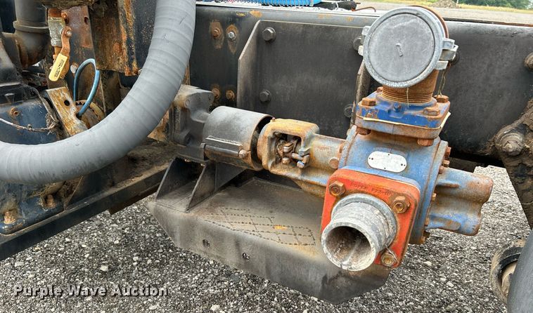 image for item KW9208 2001 Freightliner FLD  semi truck