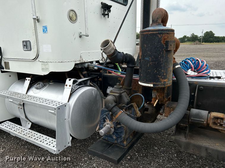 image for item KW9208 2001 Freightliner FLD  semi truck