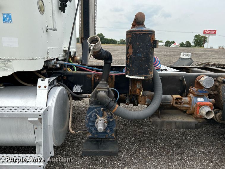 image for item KW9208 2001 Freightliner FLD  semi truck