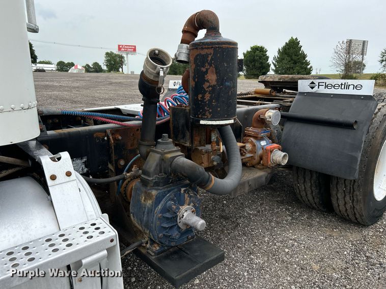 image for item KW9208 2001 Freightliner FLD  semi truck