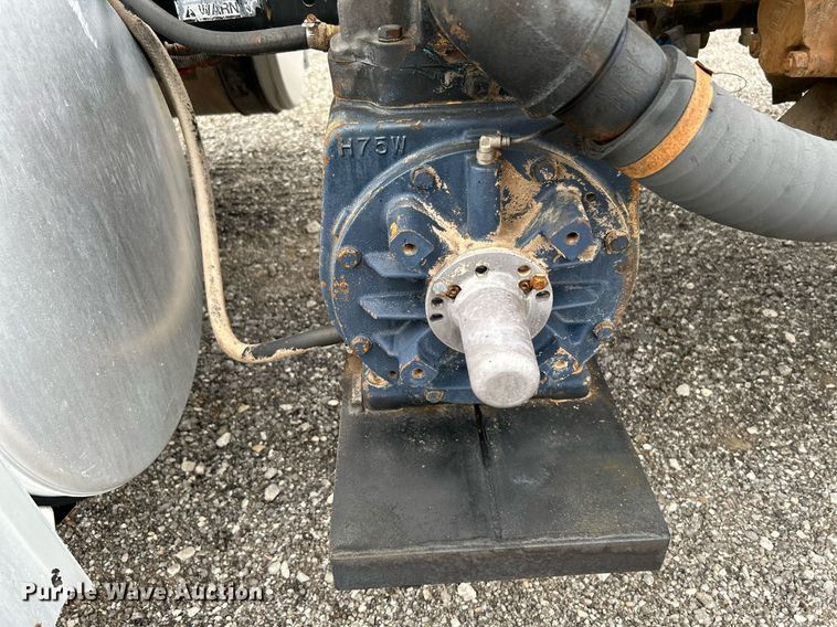 image for item KW9208 2001 Freightliner FLD  semi truck