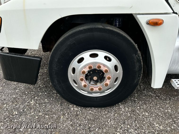 image for item KW9208 2001 Freightliner FLD  semi truck