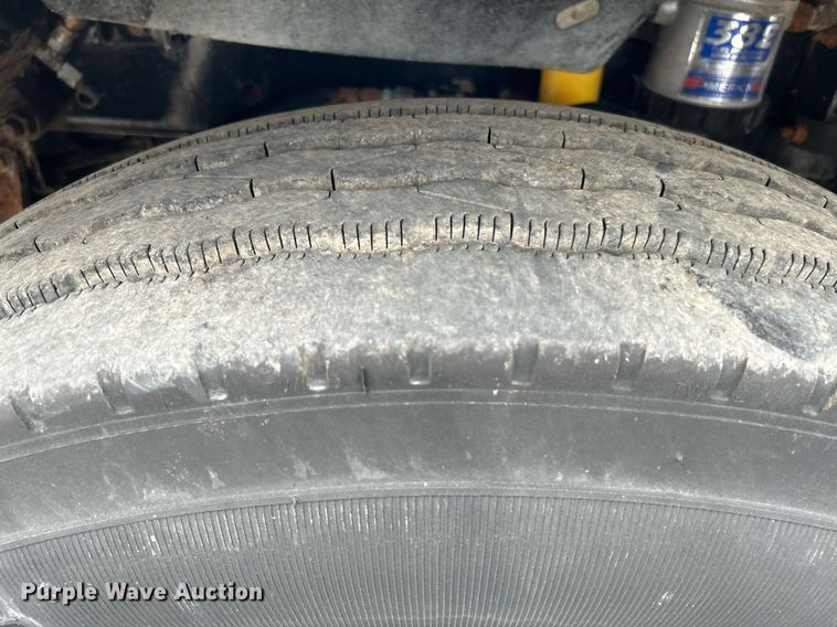 image for item KW9208 2001 Freightliner FLD  semi truck