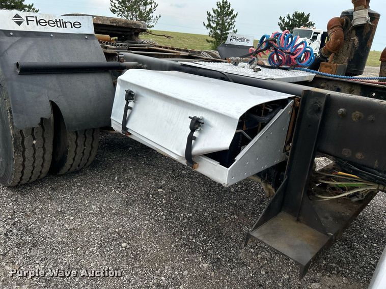 image for item KW9208 2001 Freightliner FLD  semi truck