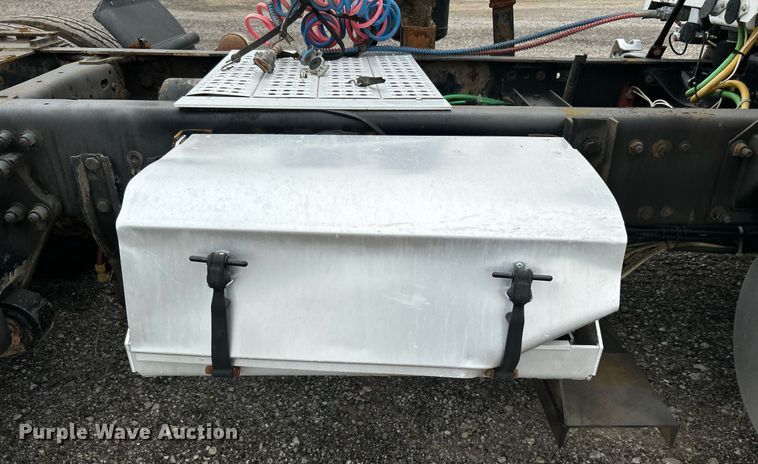 image for item KW9208 2001 Freightliner FLD  semi truck