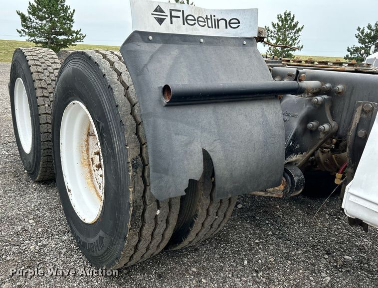 image for item KW9208 2001 Freightliner FLD  semi truck