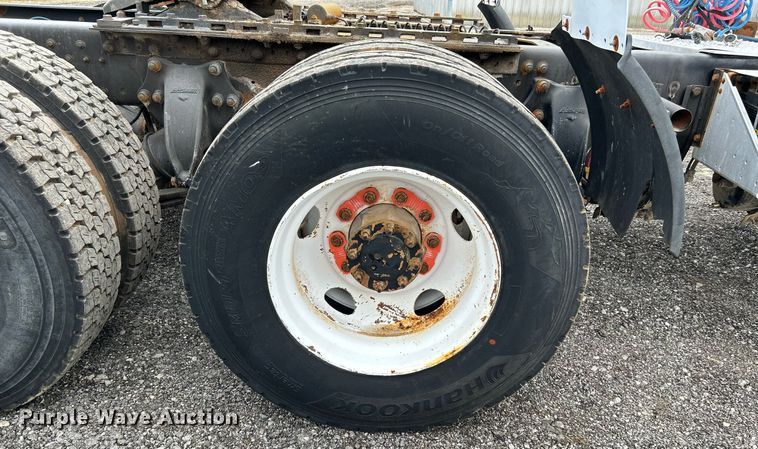 image for item KW9208 2001 Freightliner FLD  semi truck