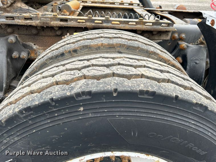 image for item KW9208 2001 Freightliner FLD  semi truck