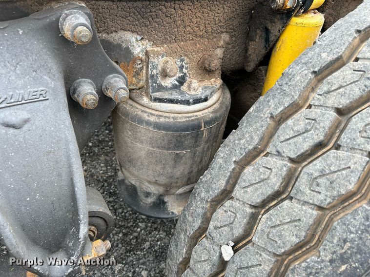 image for item KW9208 2001 Freightliner FLD  semi truck