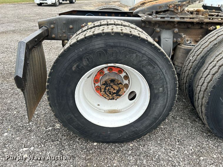 image for item KW9208 2001 Freightliner FLD  semi truck