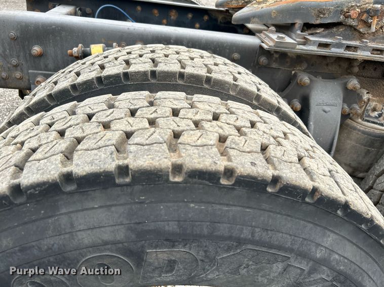 image for item KW9208 2001 Freightliner FLD  semi truck