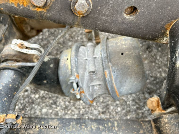 image for item KW9208 2001 Freightliner FLD  semi truck