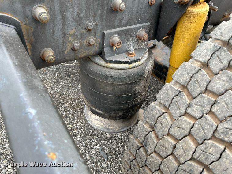 image for item KW9208 2001 Freightliner FLD  semi truck