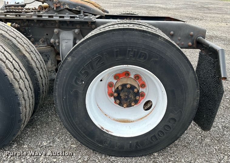 image for item KW9208 2001 Freightliner FLD  semi truck