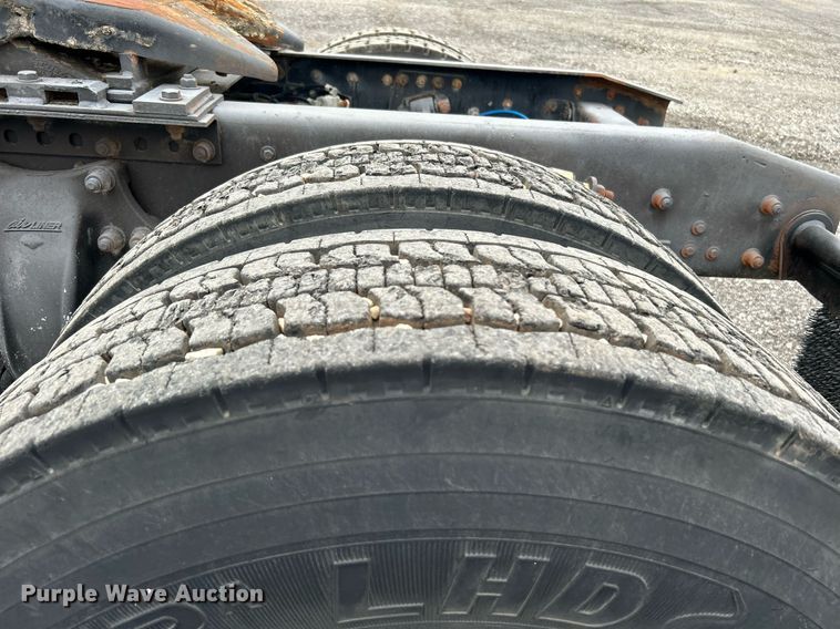 image for item KW9208 2001 Freightliner FLD  semi truck