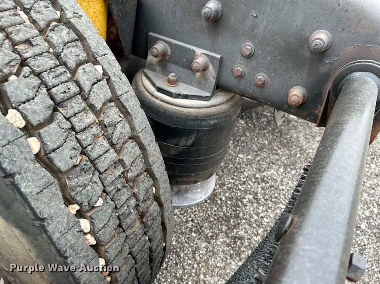 image for item KW9208 2001 Freightliner FLD  semi truck