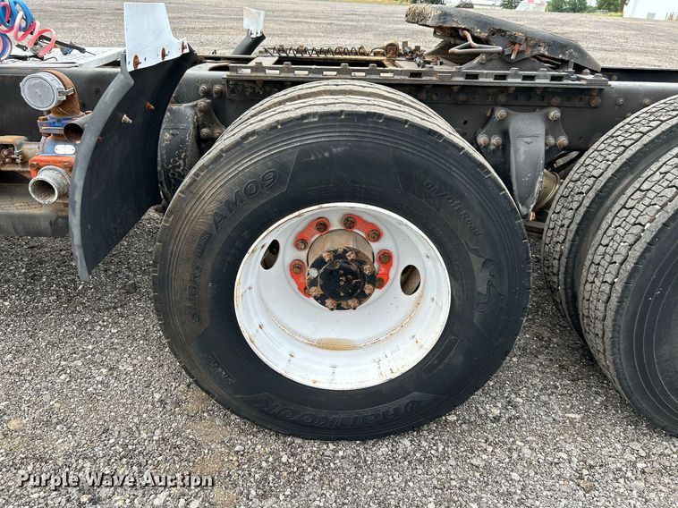 image for item KW9208 2001 Freightliner FLD  semi truck