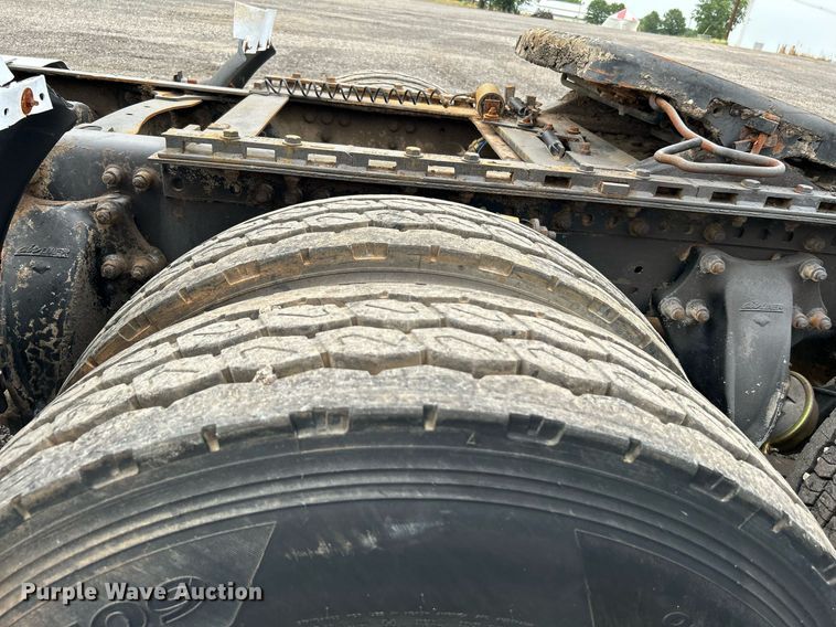 image for item KW9208 2001 Freightliner FLD  semi truck