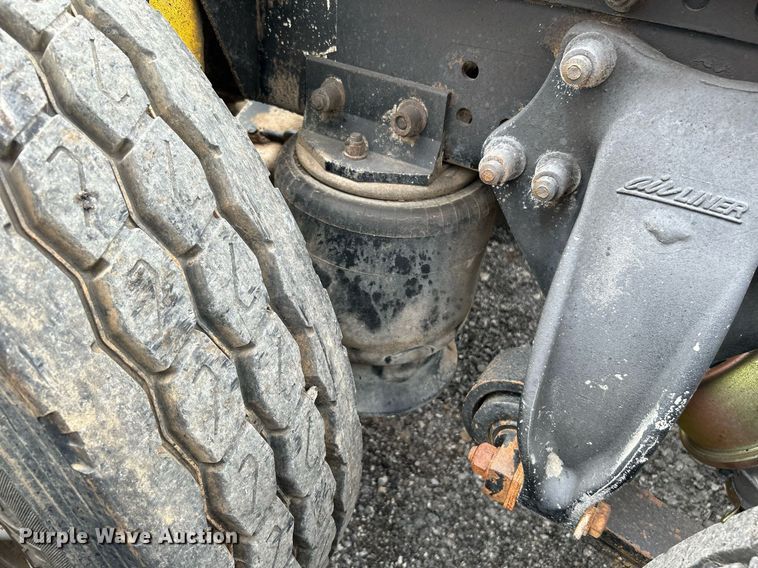 image for item KW9208 2001 Freightliner FLD  semi truck