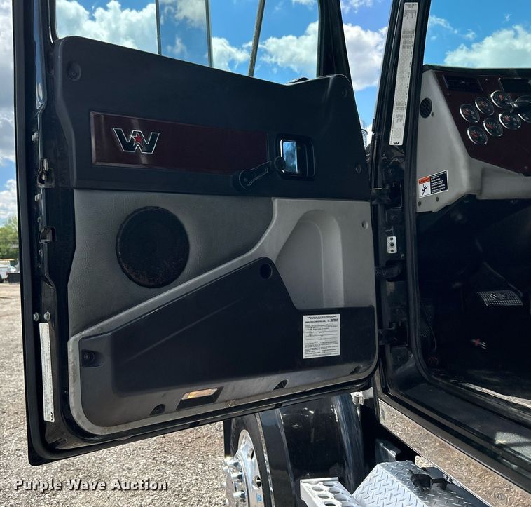 image for item KW9225 2013 Western Star 4900EX  semi truck