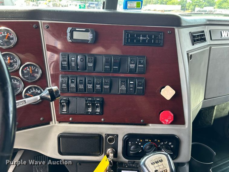 image for item KW9225 2013 Western Star 4900EX  semi truck