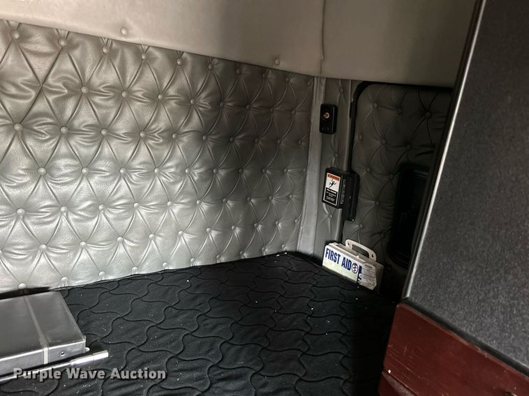 image for item KW9225 2013 Western Star 4900EX  semi truck