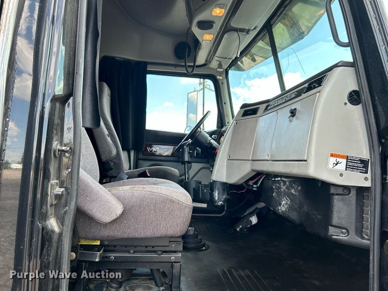 image for item KW9225 2013 Western Star 4900EX  semi truck