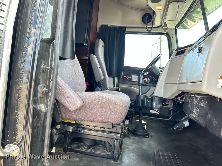 image for item KW9225 2013 Western Star 4900EX  semi truck