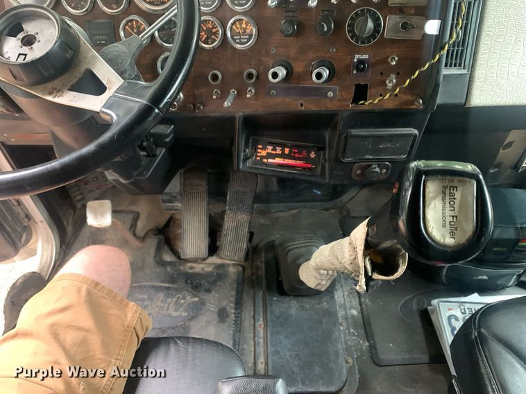 image for item LH9706 1994 Peterbilt 379  semi truck