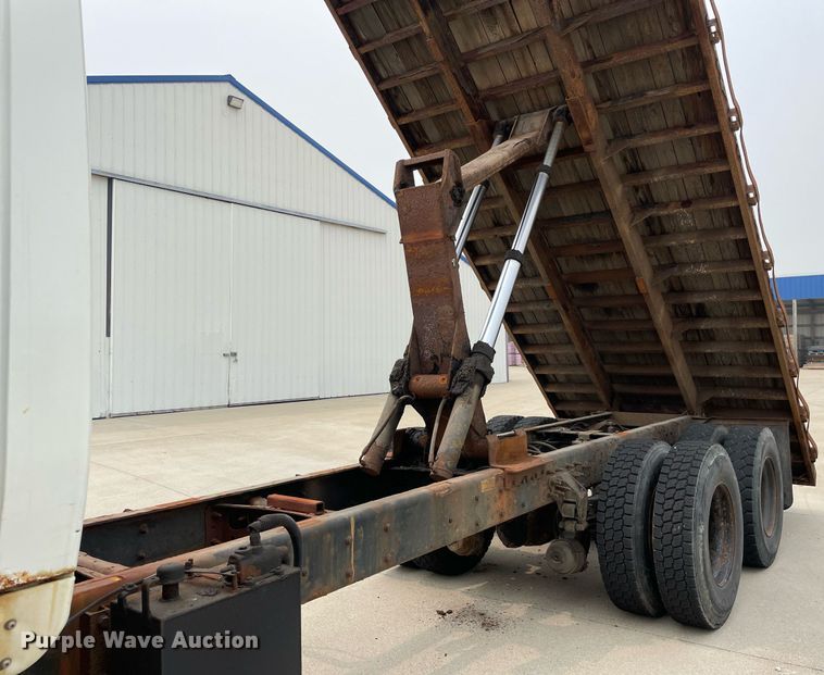 image for item LJ9773 2011 International WorkStar 7400  dump flatbed truck