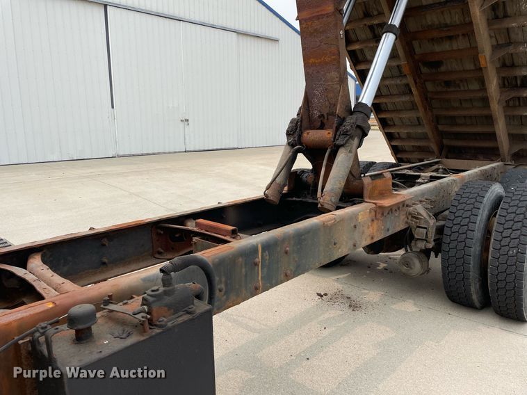 image for item LJ9773 2011 International WorkStar 7400  dump flatbed truck