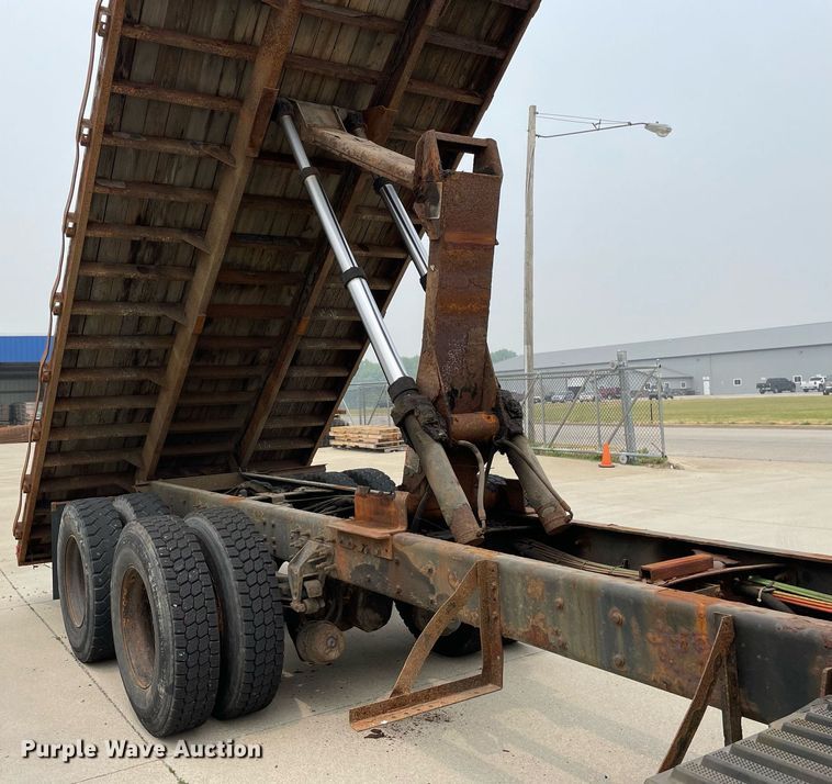 image for item LJ9773 2011 International WorkStar 7400  dump flatbed truck