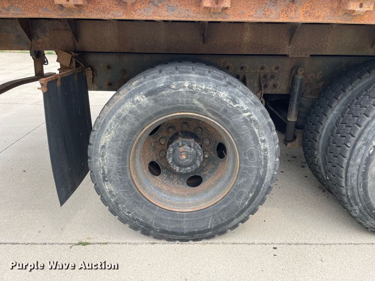 image for item LJ9773 2011 International WorkStar 7400  dump flatbed truck