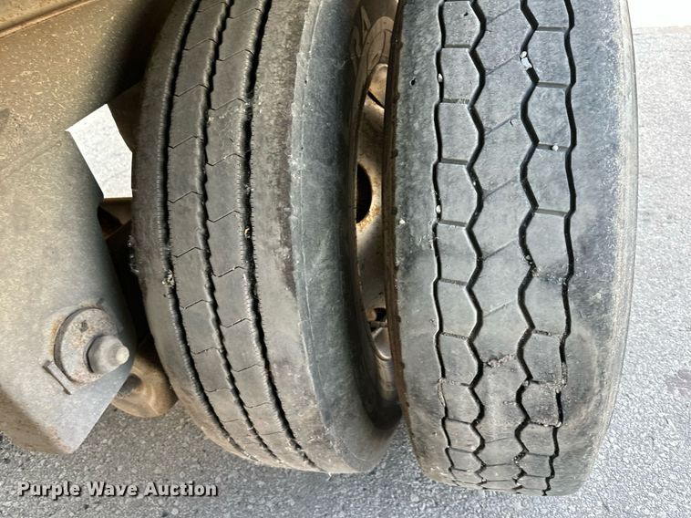 image for item LN9273 2005 Utility 3000R  refrigerated van trailer