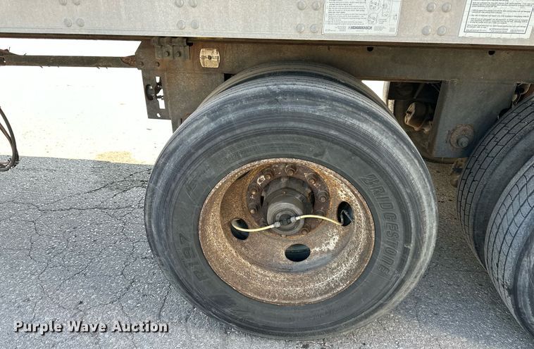 image for item LN9274 2005 Utility 3000R  refrigerated van trailer