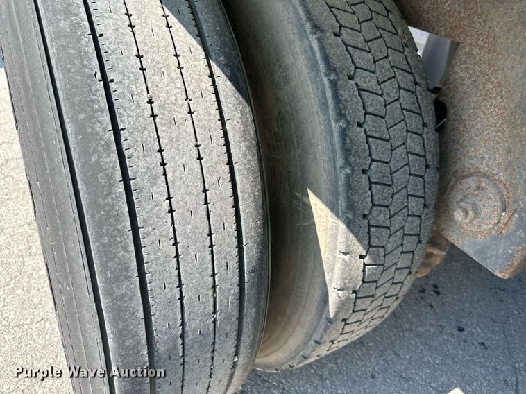 image for item LN9274 2005 Utility 3000R  refrigerated van trailer