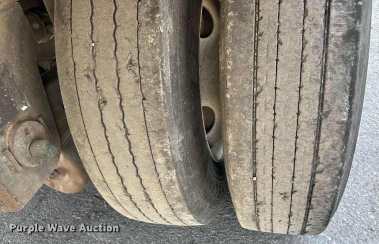 image for item LN9276 2005 Utility 3000R  refrigerated van trailer