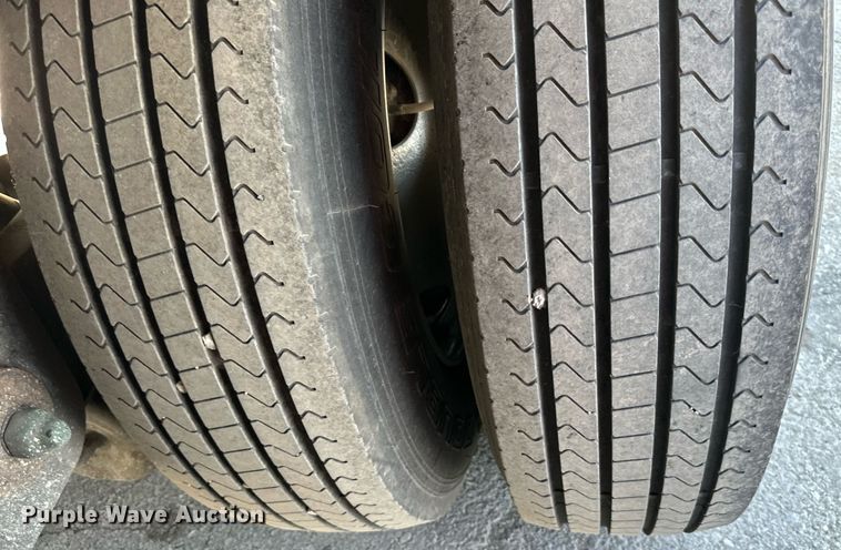 image for item LN9276 2005 Utility 3000R  refrigerated van trailer