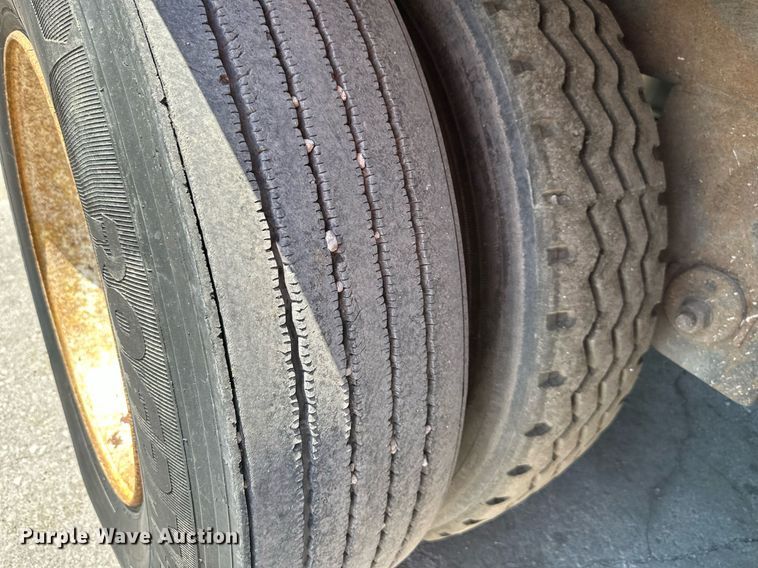 image for item LN9276 2005 Utility 3000R  refrigerated van trailer